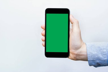 Yeşil ekran akıllı telefonları ile göze çarpan el şablonu oluşturur, en iyi içerikli iş adamı mavi gömleğiniz için kullanılır.