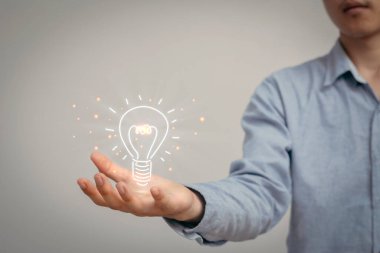Elinde ikon ampul, fikir konsepti, zeki ve zeki bir adam yeni fikirler sunuyor..