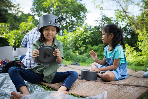 Glücklich Asiatisch Kind Mädchen Put Ein Topfdeckel Auf Kopf Und — Stockfoto