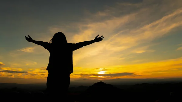 Silueta Mujer Asiática Levanta Los Brazos Mirando Montaña Disfruta Con — Foto de Stock