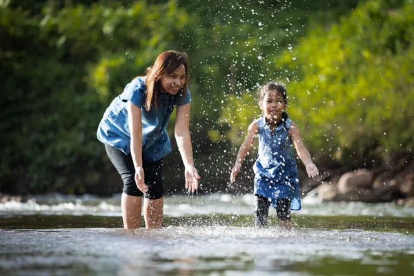 Mãe Asiática Seu Filho Menina Brincando Rio Juntamente Com Diversão — Fotografia de Stock