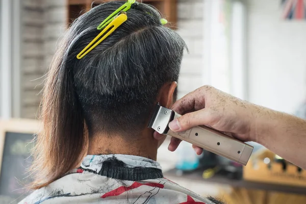 Asiatique Jeune Homme Étant Coupé Cheveux Longs Cheveux Courts Avec — Photo