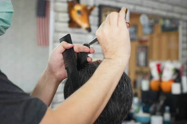 Asiático Jovem Sendo Corte Cabelo Com Tesoura Por Barbeiro Profissional — Fotografia de Stock