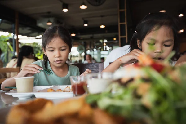 Zwei Asiatische Kindermädchen Essen Restaurant Mit Familie Köstlichen Gebratenen Fisch — Stockfoto