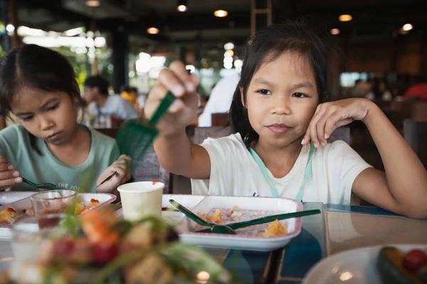 Zwei Asiatische Kindermädchen Essen Restaurant Mit Familie Köstlichen Gebratenen Fisch — Stockfoto