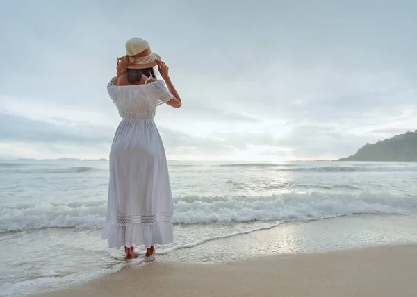 Ασιάτισσα Γυναίκα Φορώντας Κομψό Καπέλο Και Ρούχα Θέα Στον Ωκεανό — Φωτογραφία Αρχείου