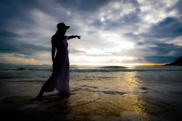 Silueta Asijské Ženy Stylovém Klobouku Šatech Ukazuje Obloze Dívá Oceán — Stock fotografie