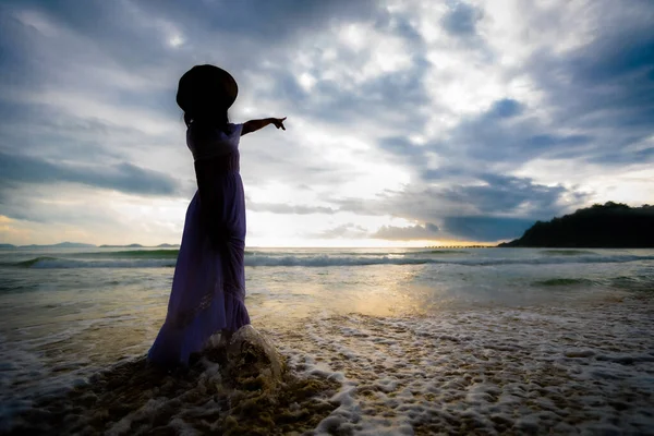 Silueta Asijské Ženy Stylovém Klobouku Šatech Ukazuje Obloze Dívá Oceán — Stock fotografie