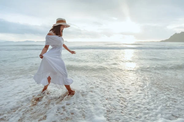 Ασιάτισσα Που Φοράει Κομψό Καπέλο Και Ρούχα Περπατώντας Στην Παραλία — Φωτογραφία Αρχείου