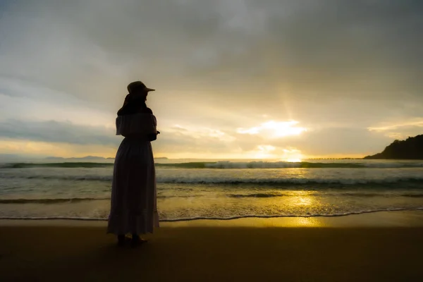 Silhouette Donna Asiatica Che Indossa Cappello Elegante Vestiti Guardando Verso — Foto Stock