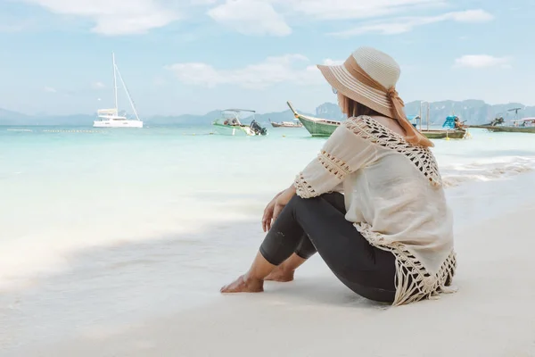 Ασιάτισσα Που Κάθεται Στην Παραλία Κοιτάζοντας Την Καταπληκτική Θάλασσα Και — Φωτογραφία Αρχείου