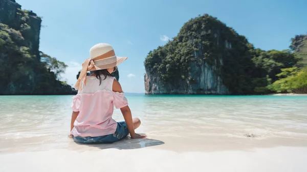 Πίσω Πλευρά Της Ασιατικής Κορίτσι Φορώντας Καπέλο Κάθεται Στην Παραλία — Φωτογραφία Αρχείου