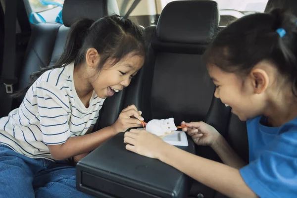 Duas Meninas Asiáticas Comendo Sobremesa Juntos Enquanto Viajam Carro Infância — Fotografia de Stock