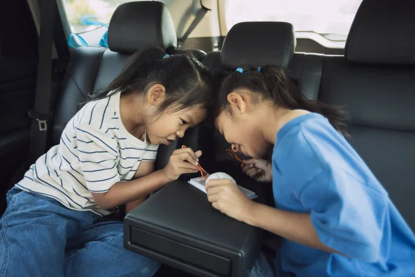 Duas Meninas Asiáticas Comendo Sobremesa Juntos Enquanto Viajam Carro Infância — Fotografia de Stock