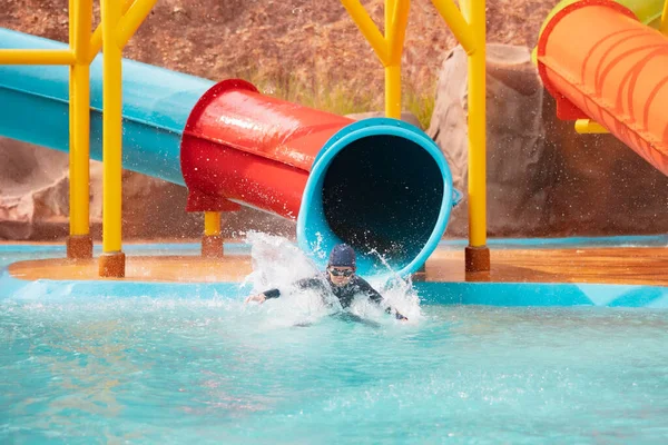 Asiatisches Mädchen Hat Spaß Beim Rutschen Auf Wasserrutsche Einem Wasserpark — Stockfoto