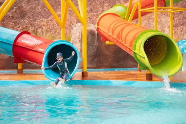 Asiática Niña Divirtiéndose Deslizarse Hacia Abajo Tobogán Agua Parque Acuático —  Fotos de Stock