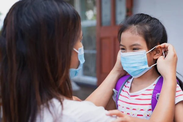 Mãe Asiática Ajudando Sua Filha Usando Máscara Médica Antes Sair — Fotografia de Stock