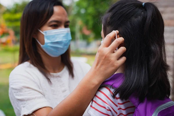 Mãe Asiática Ajudando Sua Filha Usando Máscara Médica Antes Sair — Fotografia de Stock