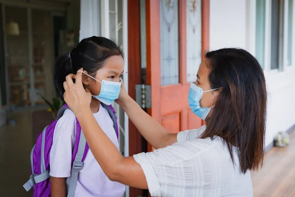 Mãe Asiática Ajudando Sua Filha Usando Máscara Médica Antes Sair — Fotografia de Stock