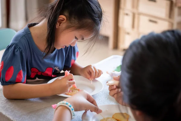 Asiatisches Kindermädchen Und Freunde Dekorieren Mit Spaß Plätzchen Für Die — Stockfoto