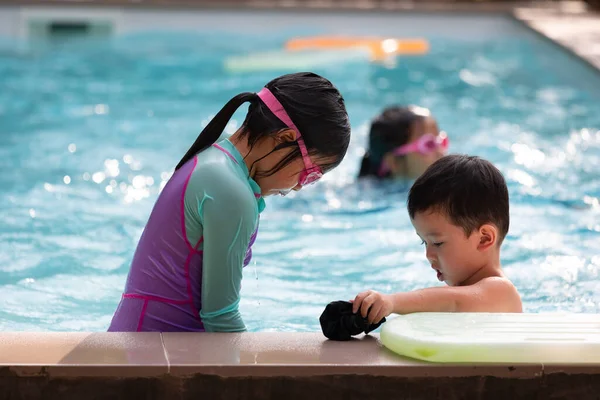 Asiático Irmã Menina Menino Jogando Água Com Brinquedo Juntos Piscina — Fotografia de Stock