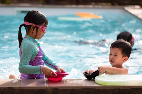 Asiático Irmã Menina Menino Jogando Água Com Brinquedo Juntos Piscina — Fotografia de Stock
