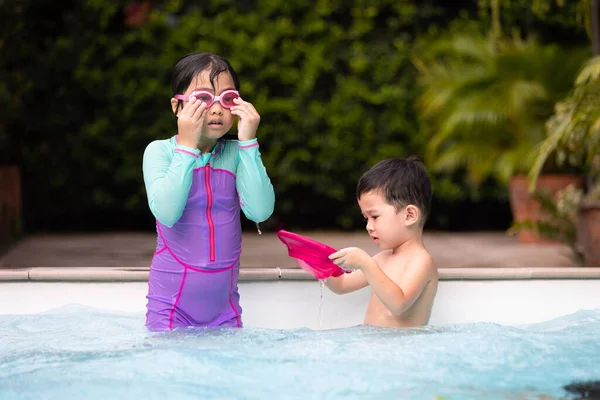 Asiatisches Geschwistermädchen Und Junge Spielen Zusammen Schwimmbad Mit Spaß Wasser — Stockfoto