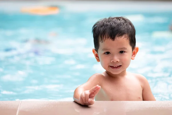 Retrato Menino Asiático Olhando Para Câmera Sorrindo Enquanto Joga Água — Fotografia de Stock