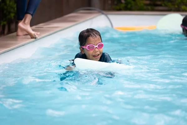 Menina Asiática Brincando Água Nadando Piscina Com Seu Amigo Com — Fotografia de Stock