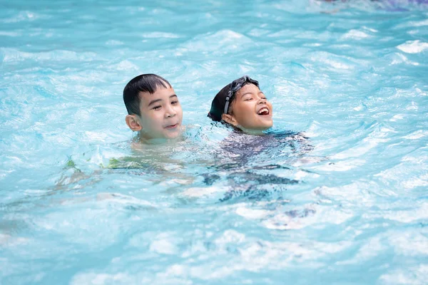 Menina Asiática Menino Jogando Água Nadando Juntos Piscina Com Diversão — Fotografia de Stock