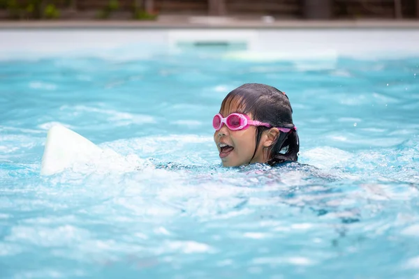 Menina Asiática Brincando Água Nadando Piscina Com Seu Amigo Com — Fotografia de Stock