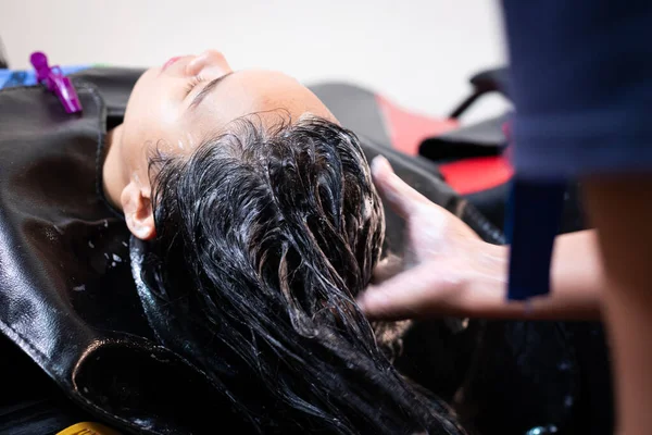 Genç Asyalı Kadın Kuaförde Kuaföre Saç Yıkayacak Genç Bir Kadının — Stok fotoğraf