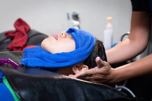 Genç Asyalı Kadın Kuaförde Kuaför Tarafından Saç Yıkama Kaplıca Tedavisi — Stok fotoğraf