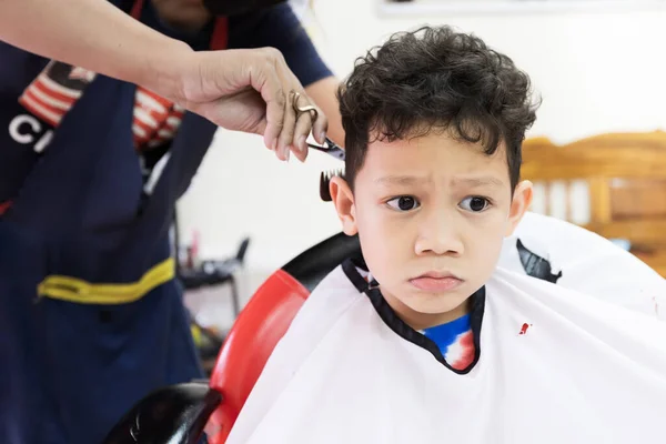 Yakışıklı Asyalı Çocuk Kuaförde Kuaför Tarafından Saçını Kestiriyor Saç Bakımı — Stok fotoğraf