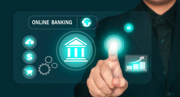 İş adamı, online bankacılık, e-ticaret, online bankacılık kavramının arayüzüne dokunuyor. 