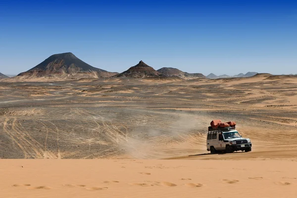 4 x 4 关闭路车开车穿过黑色沙漠 — 图库照片