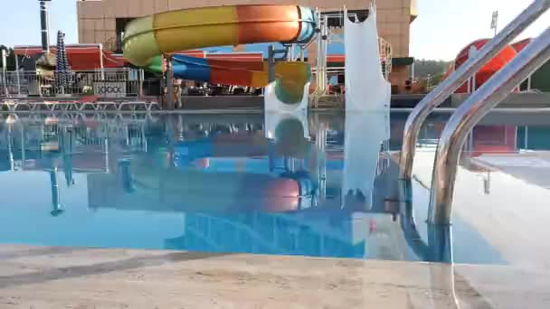 Letni hotel, woda w basenie ze zjeżdżalniami, puste hotele czekające na koniec pandemii, — Wideo stockowe