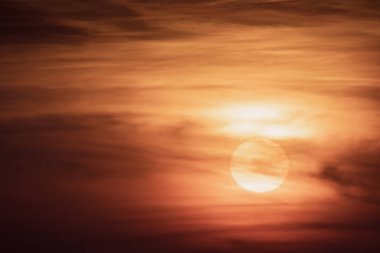 Büyük yuvarlak turuncu gündoğumu ya da günbatımı arka plan için bulutlu gökyüzü dokusu, süper telefoto lensli büyük ve güçlü güneş vuruşu