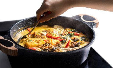 Ev yapımı yemek, ev yapımı Tayland yeşil körili somon, sağlıklı gurme yemek tarifi, ev yapımı öğle yemeği fikri.