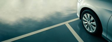 Otoparktaki modern araba, güvenlik için kayma önleyici taban modern otopark alanında doğru konuma park edilmiş araba afiş arkaplanı için fotokopi alanı olan fotoğraf.