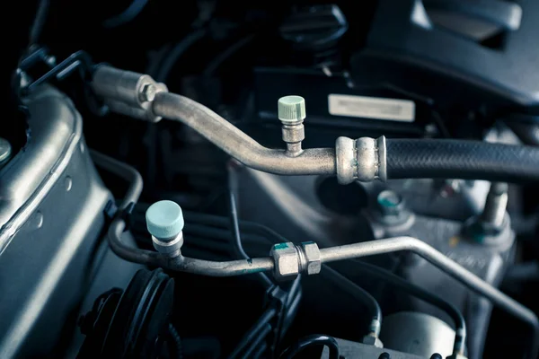 Araba motoru, havalandırma hortumları ve montajları, içten yanmalı motor, eski film görüntüsü efekti, sığ alan derinliği