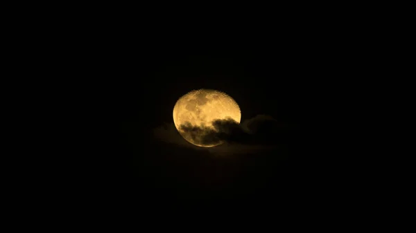 Sari Dolunay Gece Karanlik Gökyüzünde Bulut Süper Telefoto Mercekli Resim — Stok fotoğraf