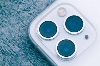 BANGKOK, THAILAND - 11 AĞUSTOS 2020 _ Yakın çekim iPhone11 Max arka kamera lensi, ultra geniş, geniş ve telefoto lenslerden oluşan üçlü kamera sistemi. Lensler korunmalıydı.