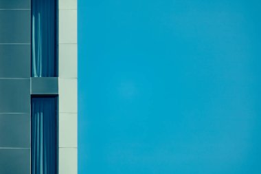 Kopya alanı, açık mavi gökyüzü duvar kağıdı, gayrimenkul krizi veya konut balonu veya iklim değişikliği kavramına sahip yüksek katlı apartman pencereleri