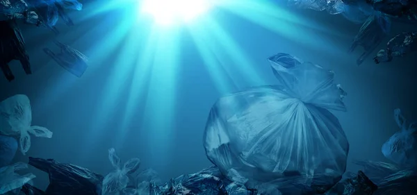Plastik çöp torbası ve okyanusta yüzen güneş ışığı efektli diğer şeylerin yaratıcı arka planı, polietilen tereftalat plastiği, çevre kirliliği kavramı, iklim değişikliği