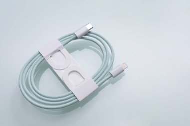 Apple USB-C 'den Lightning Cable' a, yeni iMac renk uyumlu klavye, fare ve aksesuarlar, Apple 'ın yeni M1 çip iMac' inin Unbox deneyimi.