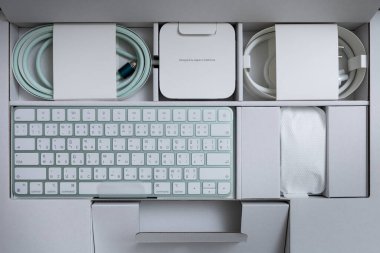 The Apple 'ın yeni M1 çipli iMac' inin boks deneyimi. Paket% 100 saf ahşap lifinden yapılmış. Sorumlu bir şekilde yönetilen ormanlardan geliyor. Çevre için daha iyi.