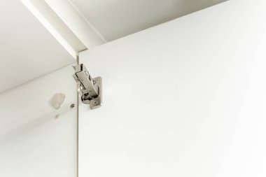 Dolabın kapısındaki kırık menteşe, tamir edilecek dolap veya gardırop için eşya montajı, mutfak ya da banyo dolabı aksesuarı, fotokopi alanı olan resim, sığ alan derinliği