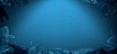 Güneş ışığı efektleri, polietilen tereftalat plastiği, çevresel kirlilik kavramı, iklim değişikliği ışınları ile derin mavi denizde veya okyanusta yüzen plastik atıkların yaratıcı arka planı