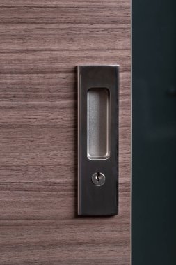 Kapı kilidi sistemi şık ahşap kapı, odanın dışından görüş, güvenlik sistemi konsepti, apartmandaki tuvalet için sürgülü kapı.